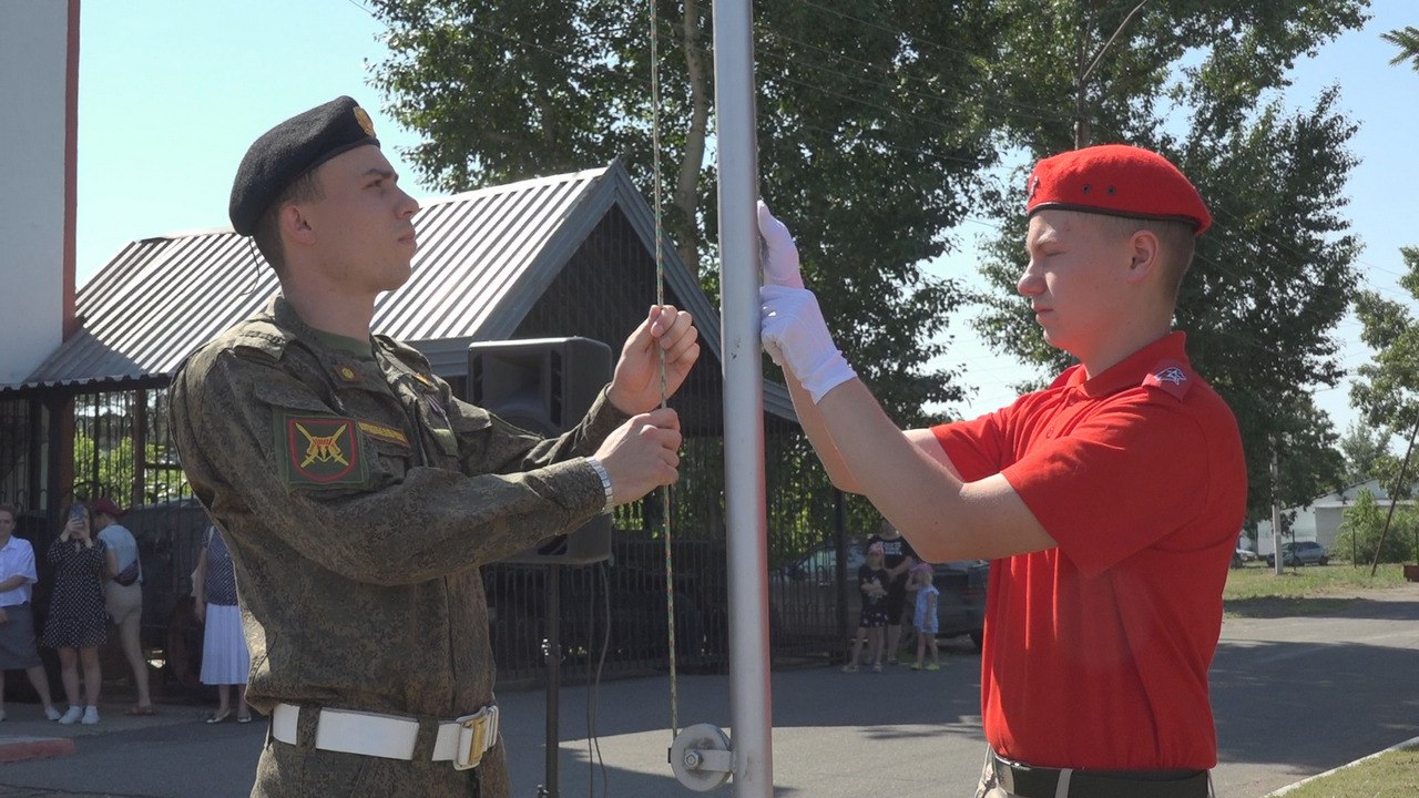 Сегодня, в Славгороде состоялось торжественное поднятие флага РФ на центральной площади города.