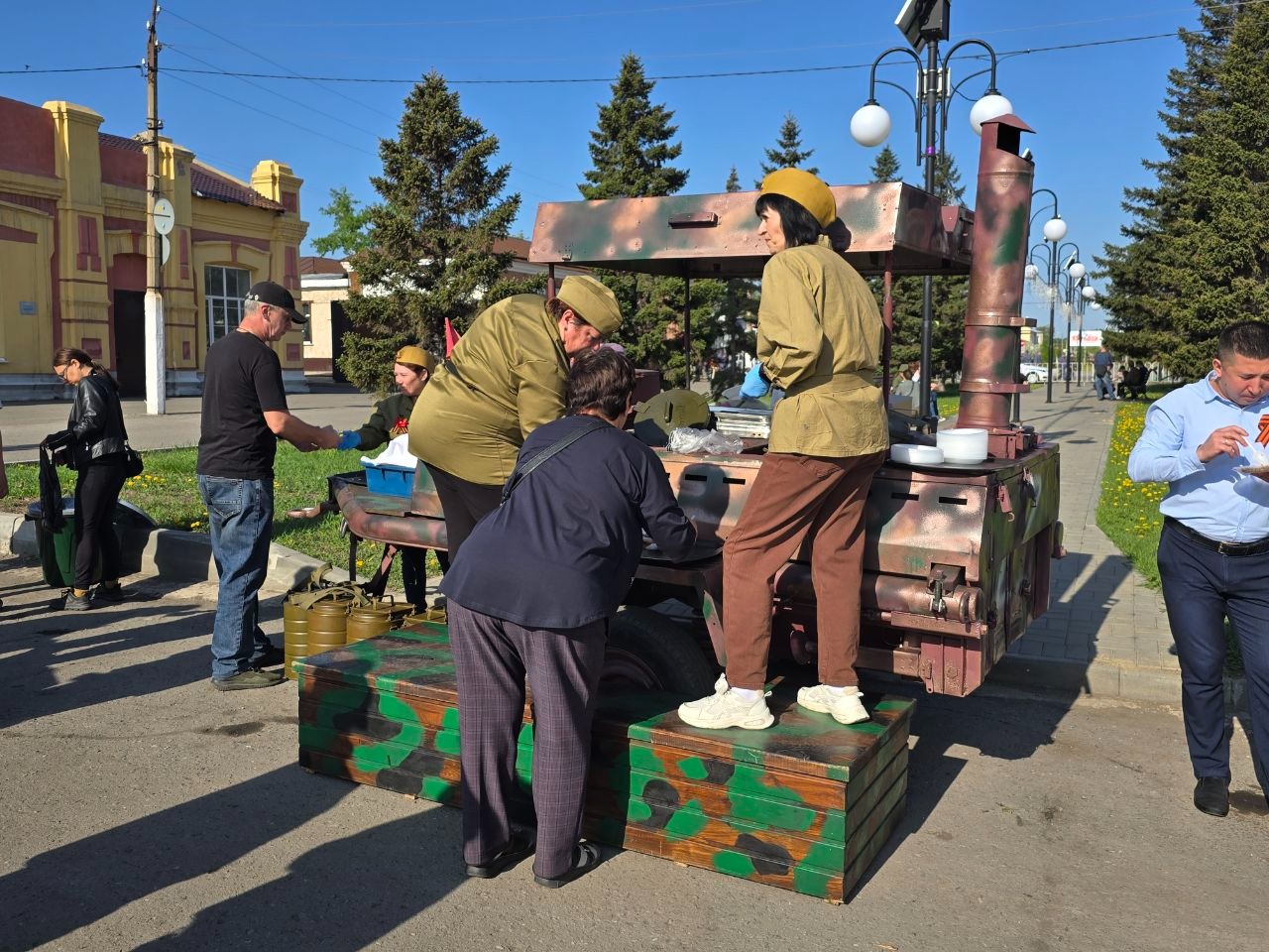 На Площади Победы работает полевая кухня..