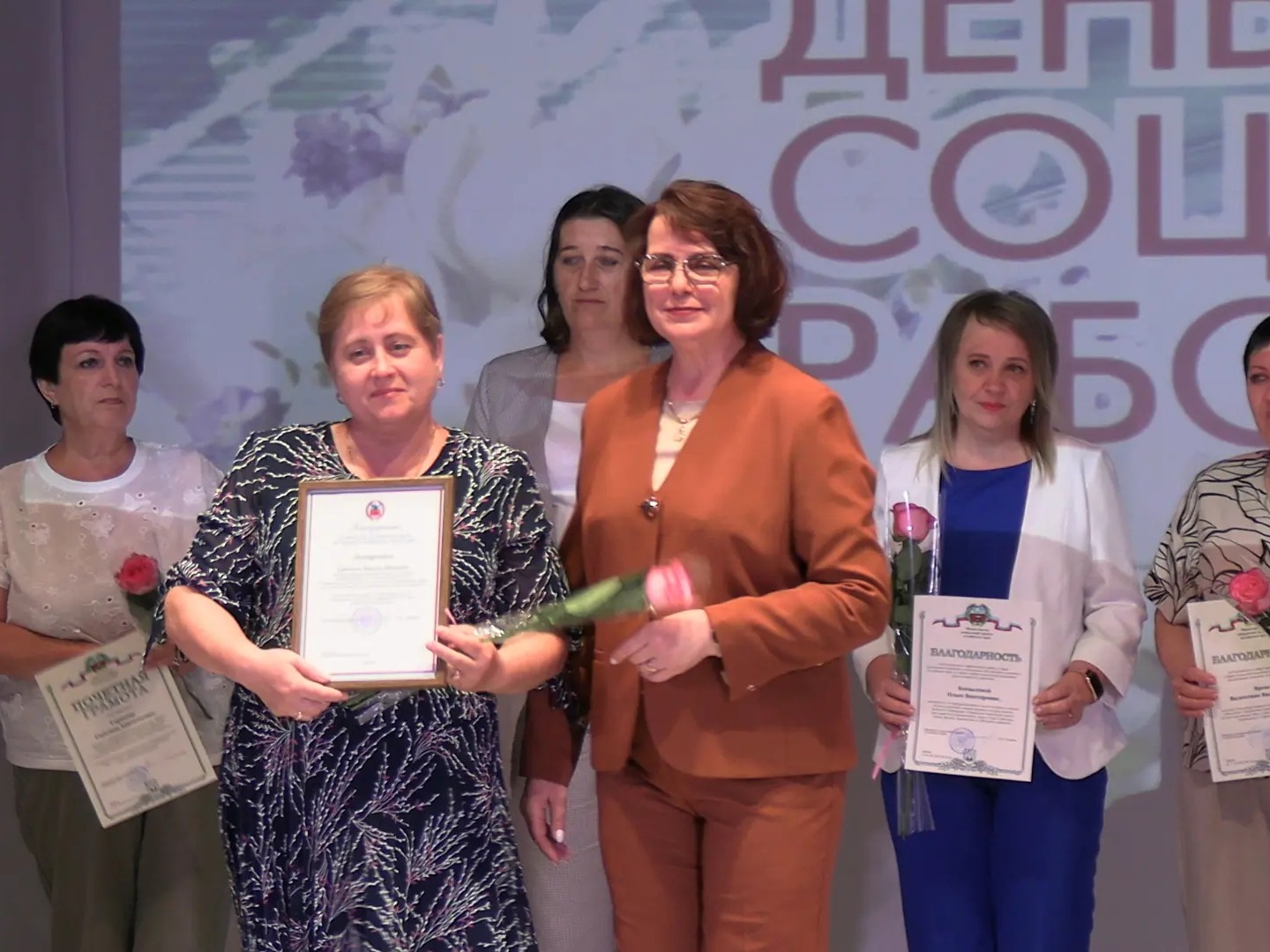 Сегодня, 11 июня в городском Доме культуры прошло торжественное мероприятие, посвященное Дню социального работника..