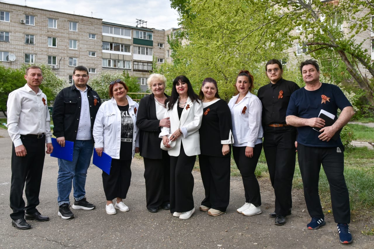 "Поем двором".