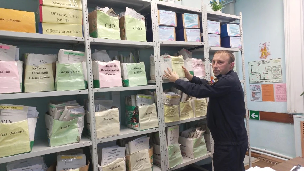 Судебные приставы помогли получить трудовые книжки с корректными записями об увольнении двум продавцам из Калманки.