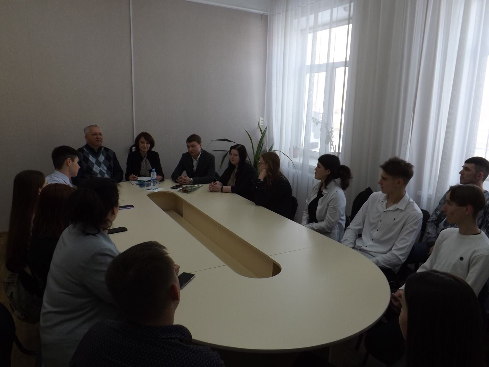 6 марта в Центре творчества детей и молодёжи состоялась встреча главы муниципального округа Людмилы Подгоры с депутатами Молодежной думы, представителями школьного и студенческого самоуправления.