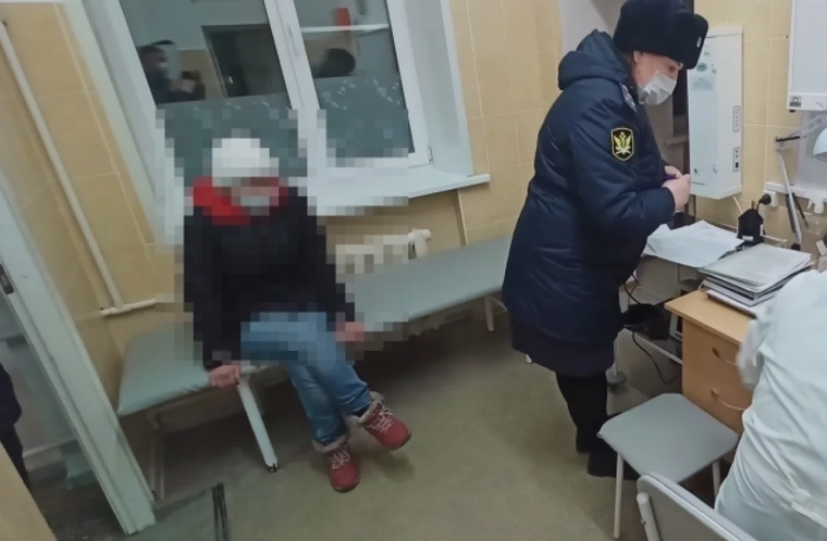 Судебные приставы доставили опасную пациентку в медицинское учреждение на лечение.