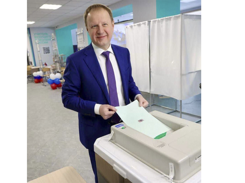 Губернатор Виктор Томенко одним из первых проголосовал сегодня в Алтайском крае на выборах президента..
