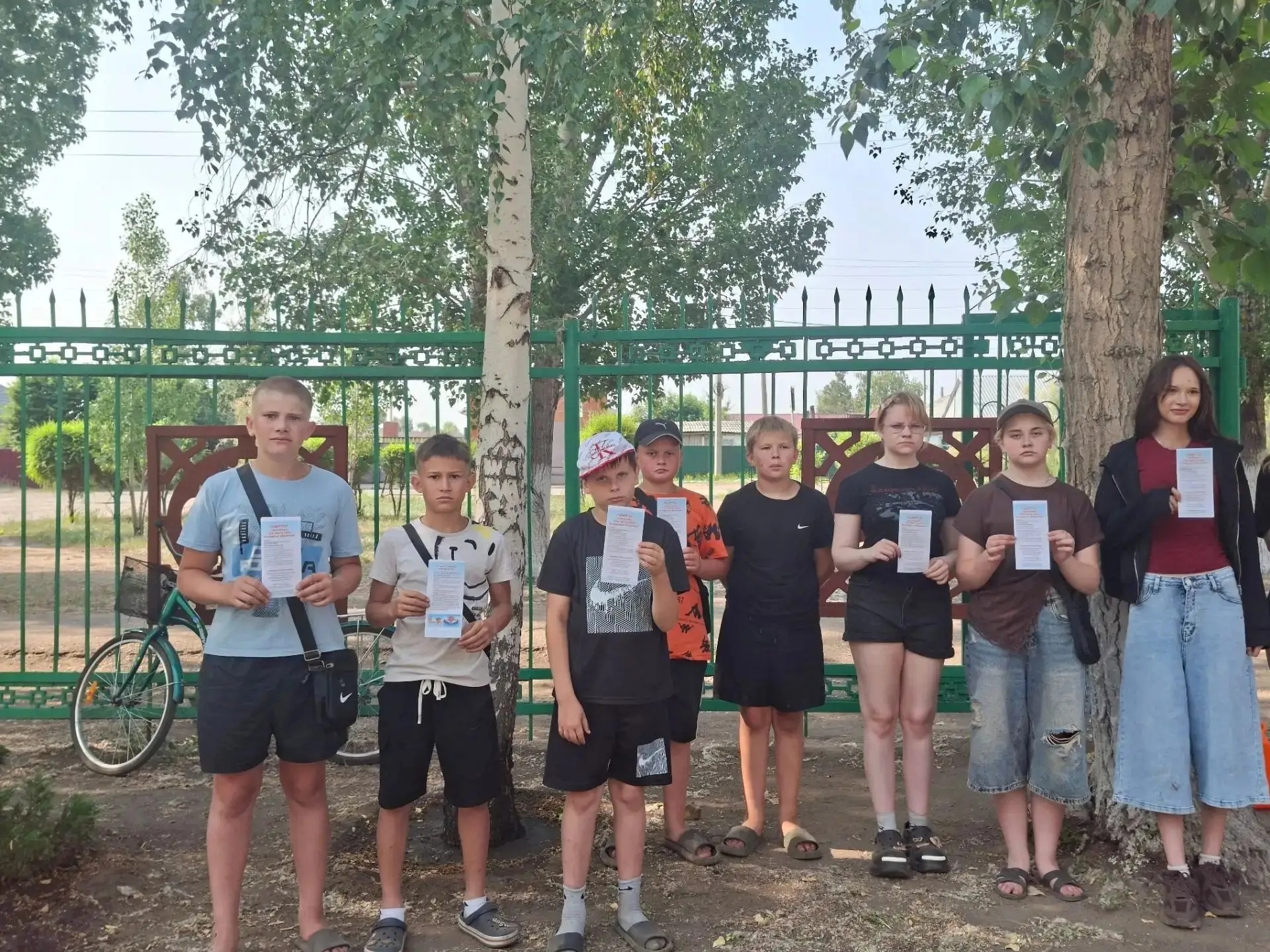В рамках летней досуговой площадки МБОУ "СОШ № 13" проведено профилактическое мероприятие "Вот оно, какое наше лето!", посвященное правилам безопасного поведения в летний период.
