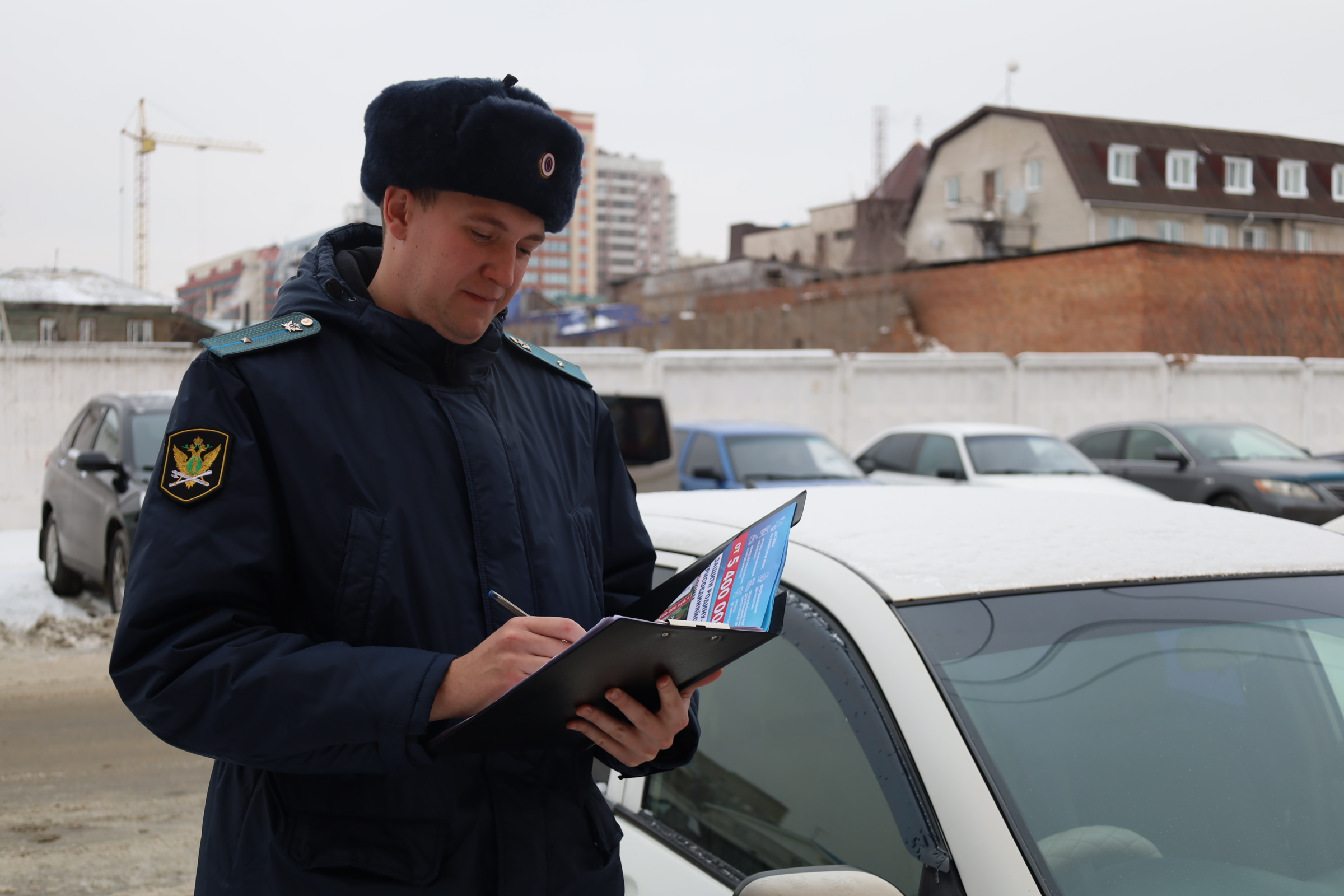 Под контролем судебных приставов предприниматель освободил участок от шиномонтажной мастерской.