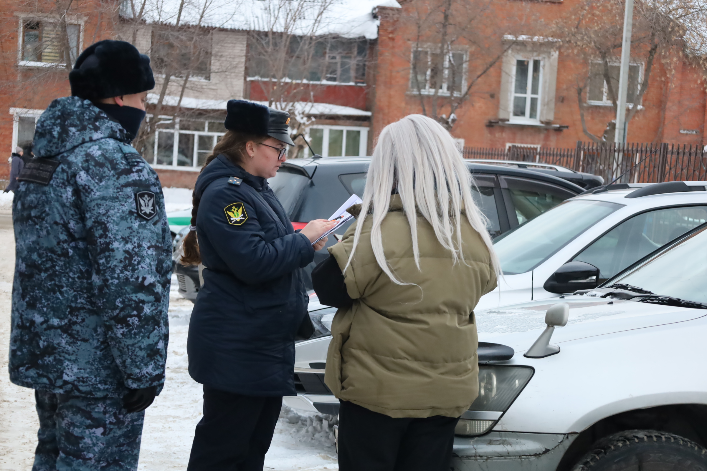 Жительница Барнаула погасила задолженность  на следующий день после ареста кроссовера.