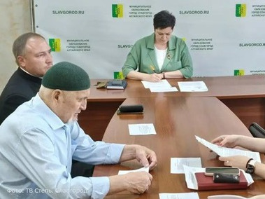 Сегодня, 4 июня, в Славгороде прошло заседание общественного совета по межнациональным и межконфессиональным отношениям при главе муниципального образования муниципальный округ город Славгород.
