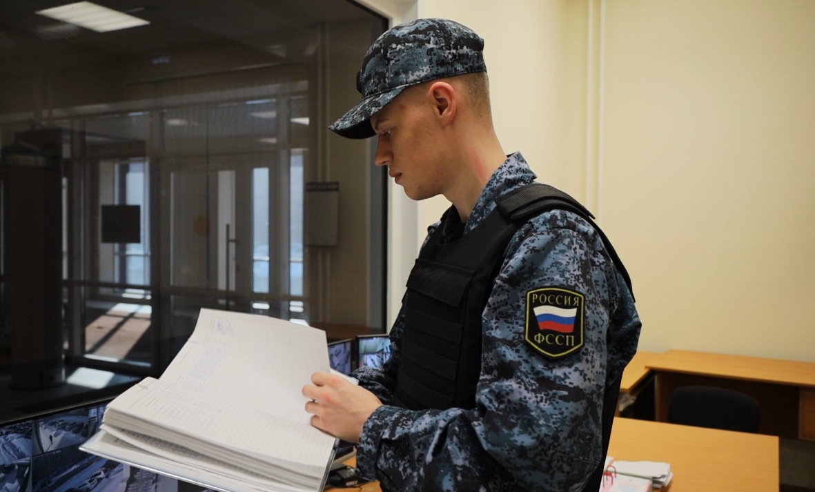 Должник за шкафом пытался скрыться от судебного пристава.