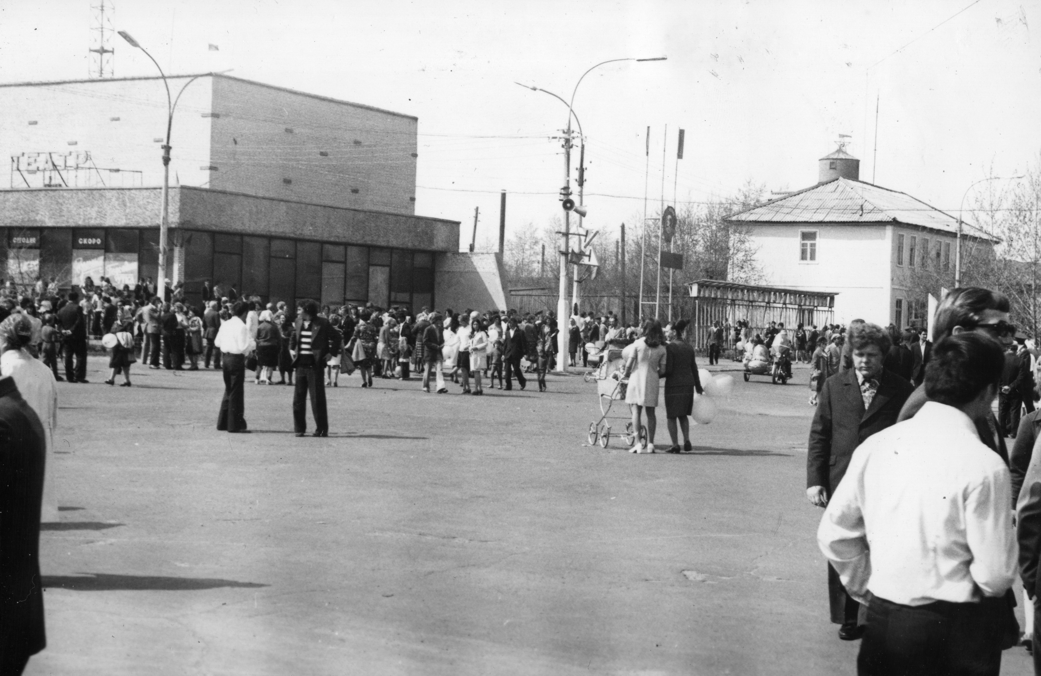 А мы продолжаем с вами делиться фото "Славгород вчера и сегодня", которые присылают наши подписчики .
