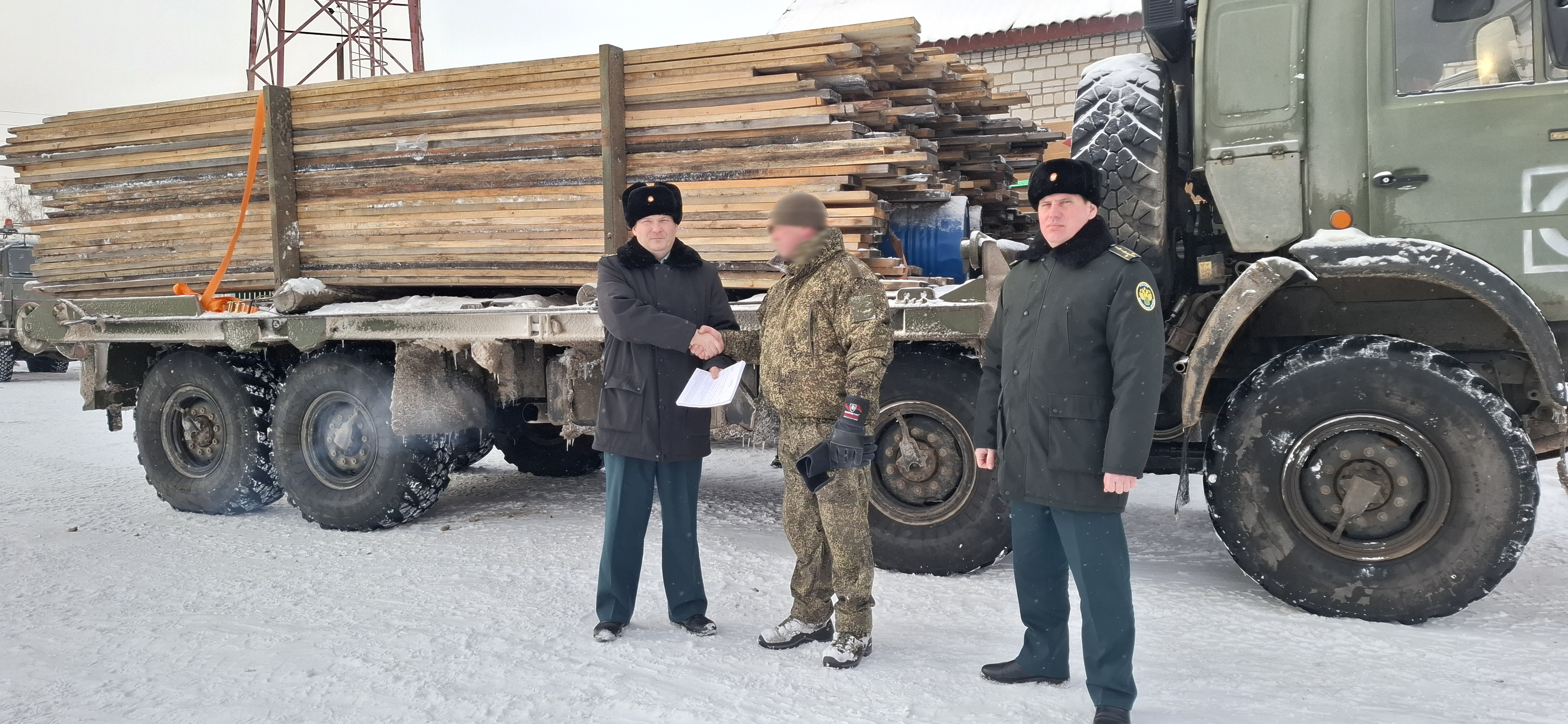 Алтайские таможенники передали на СВО  75,5 кубометров леса и две системы спутниковой связи.