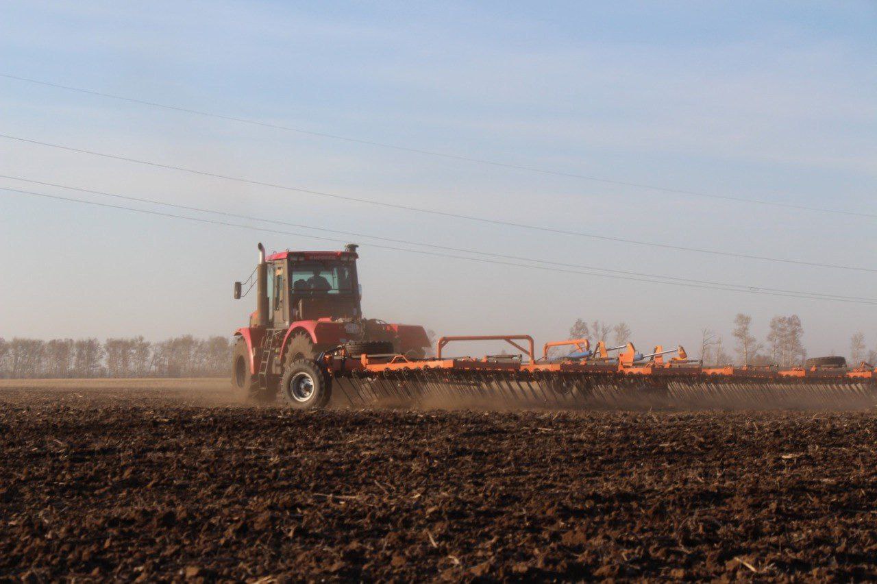 Аграрии муниципального округа город Славгород с 17 апреля провели весеннее боронование многолетних трав на площади 42,4 тыс. гектаров и подготовку почвы к посеву.