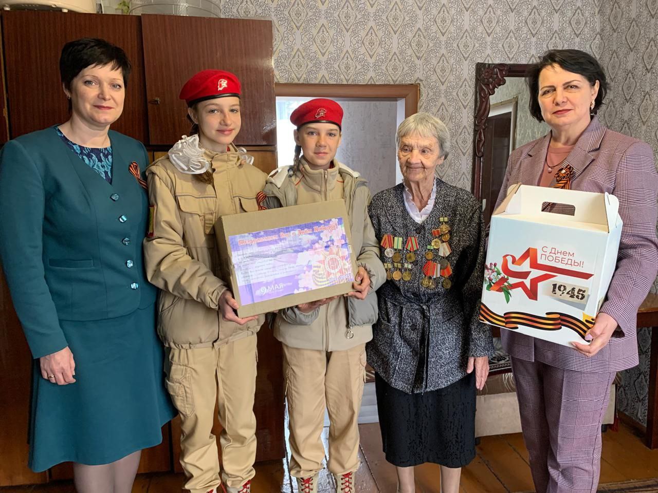 Марии Зинюковой славгородскому ветерану Великой Отечественной войны вручили подарки ко Дню Победы.