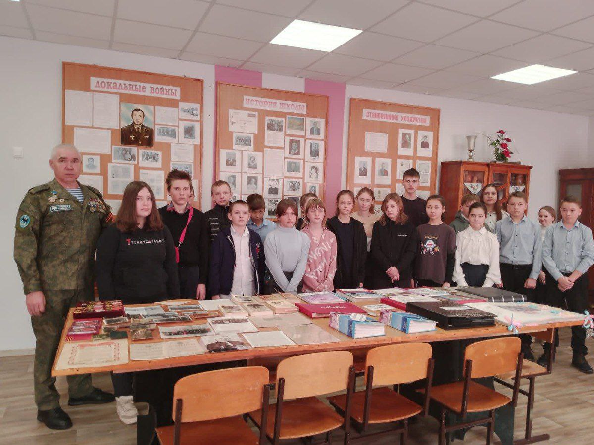 15 февраля,  Семёновская сельская библиотека совместно с МБОУ «Семеновская СОШ» провели час мужества  «Память, живущая вечно».