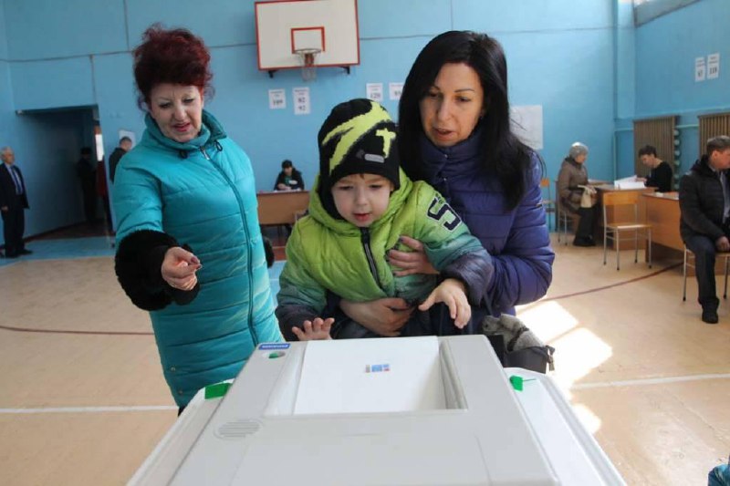 Жители Алтайского края могут прийти на избирательные участки и выиграть iPhone.