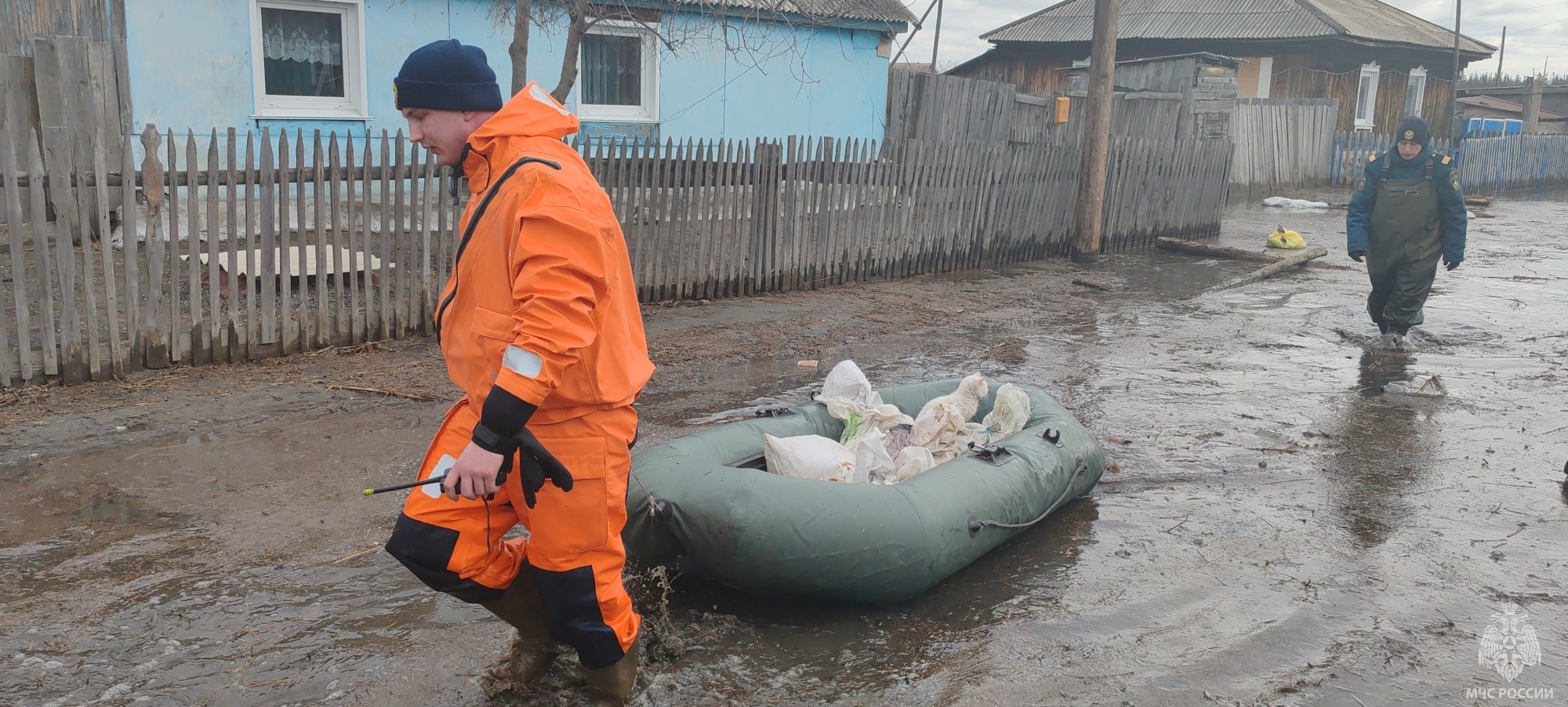Спасатели МЧС России продолжают оказывать помощь населению Алтайского края.